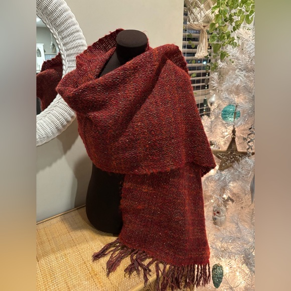 Hand woven wool scarf / shawl in excellent condition - Picture 5 of 5